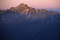 唐松岳で撮影したモルゲンロートに染まる剣岳の写真へリンク