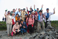 山野井泰史さんと登った蝶ヶ岳山頂の集合写真へリンク