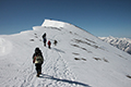 白馬岳山頂と剣岳を背に下るメンバーの写真にリンク