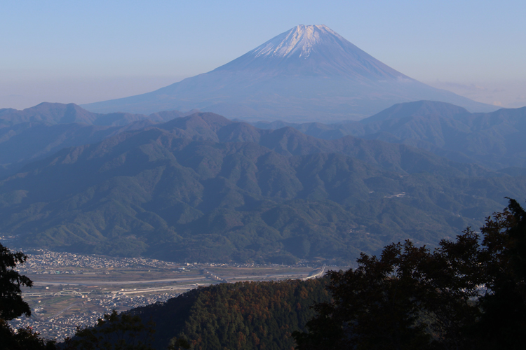 櫛形山展望台から見た夕方の富士山の写真